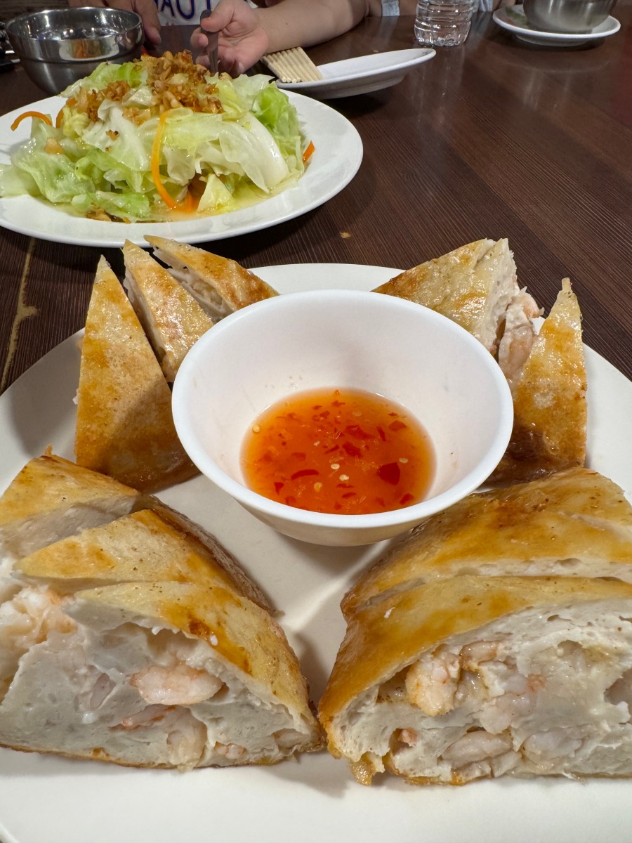 【恆春美食】阿嘉耕逃小翠越南美食|開往墾丁的標配行程!厚到像切片蛋糕的蝦餅,路過可以來嚐鮮~ 【恆春美食】阿嘉耕逃小翠越南美食