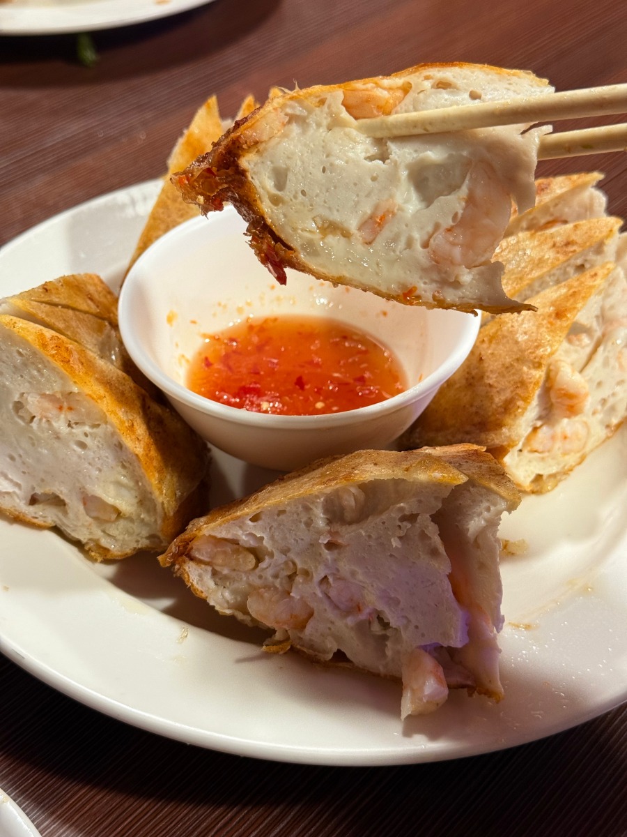 【恆春美食】阿嘉耕逃小翠越南美食|開往墾丁的標配行程!厚到像切片蛋糕的蝦餅,路過可以來嚐鮮~ 【恆春美食】阿嘉耕逃小翠越南美食