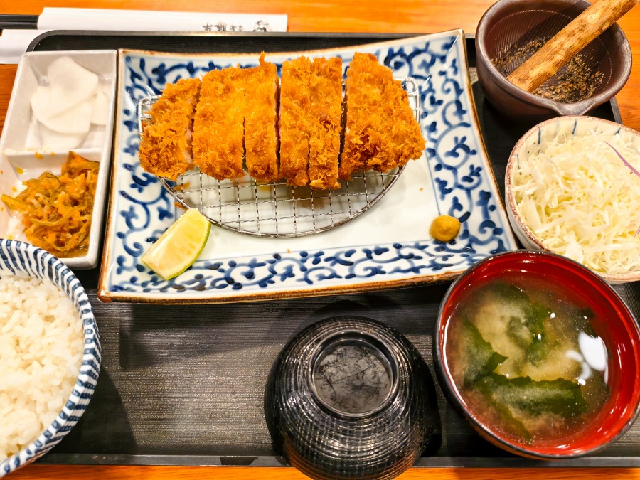 【高雄左營美食】銀座杏子豬排環球店|熟成黑豚厚度超犯規,生菜、味噌湯、米飯續加不用錢真的太佛心! 【高雄左營美食】銀座杏子豬排環球店