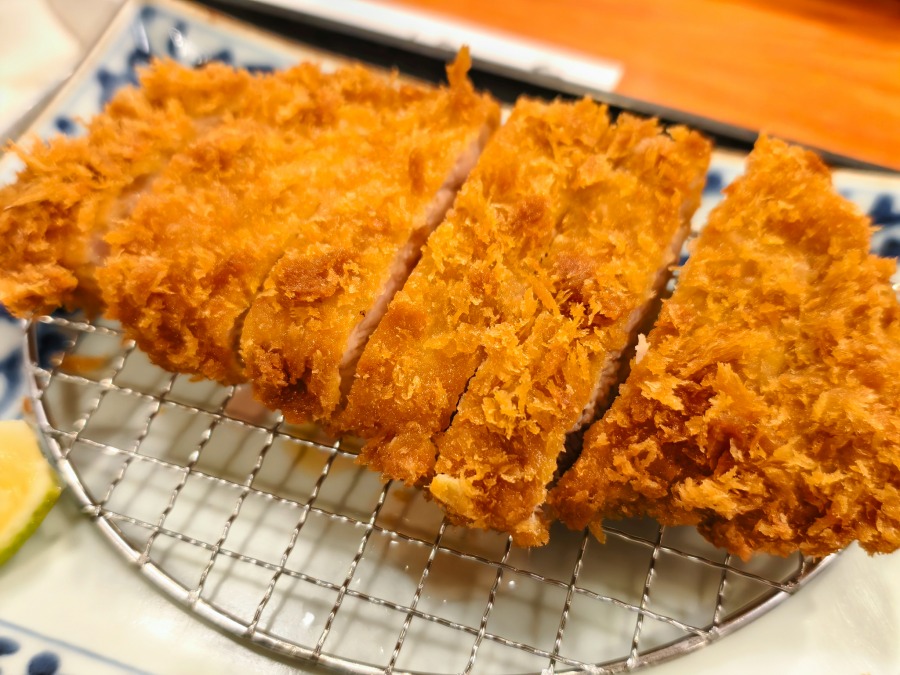 【高雄左營美食】銀座杏子豬排環球店|熟成黑豚厚度超犯規,生菜、味噌湯、米飯續加不用錢真的太佛心! 【高雄左營美食】銀座杏子豬排環球店