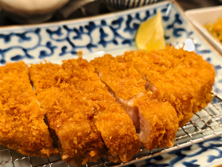 【高雄左營美食】銀座杏子豬排環球店|熟成黑豚厚度超犯規,生菜、味噌湯、米飯續加不用錢真的太佛心! 【高雄左營美食】銀座杏子豬排環球店