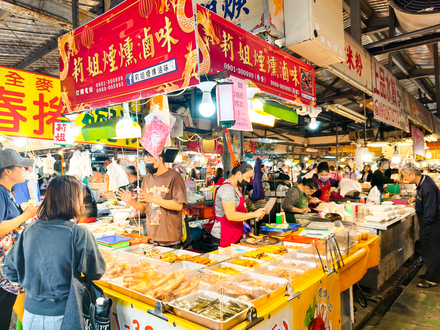 「高雄。苓雅區」英明市場隱藏版下午茶!莉姐煙燻滷味,那抹濃郁燻香讓在地人排隊也甘願 英明市場 莉姐煙燻滷味
