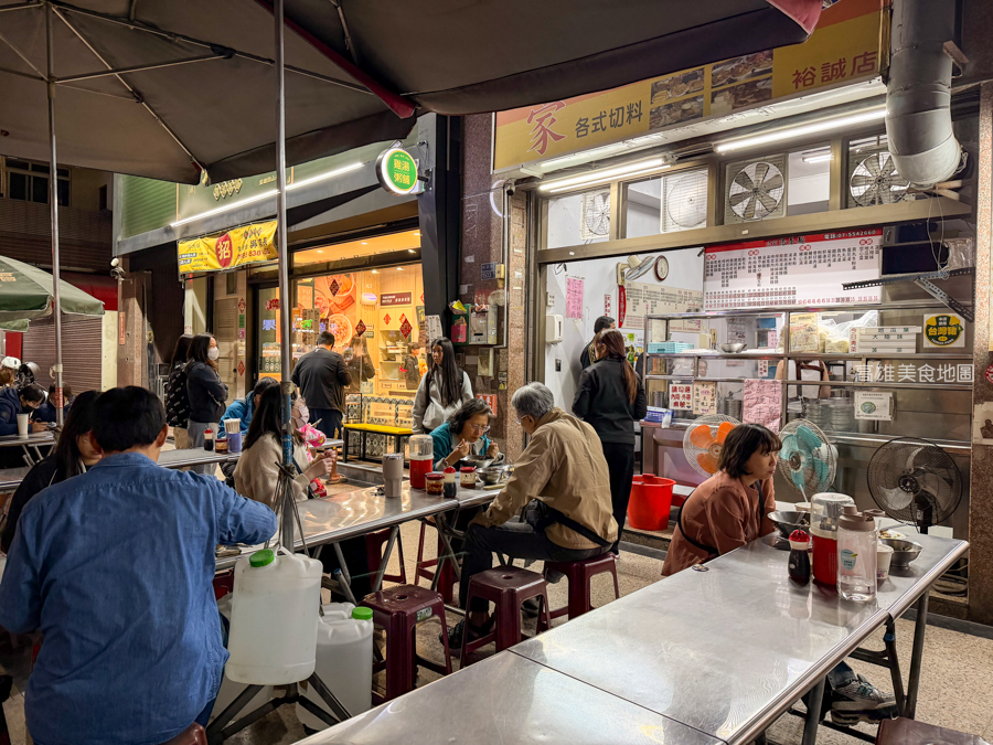 「高雄。鼓山」這家陽春麵-裕誠路在地十幾年傳統平價麵館,傳承30年的手工硬派麵條! 「高雄。鼓山」這家陽春麵-裕誠路