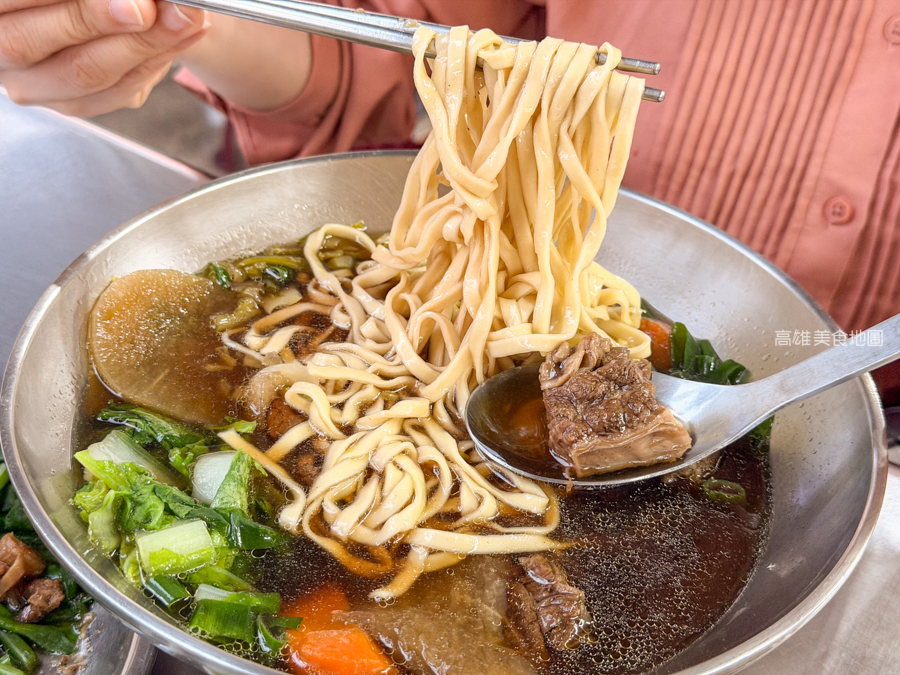 「高雄。鼓山」這家陽春麵-裕誠路在地十幾年傳統平價麵館,傳承30年的手工硬派麵條! 「高雄。鼓山」這家陽春麵-裕誠路