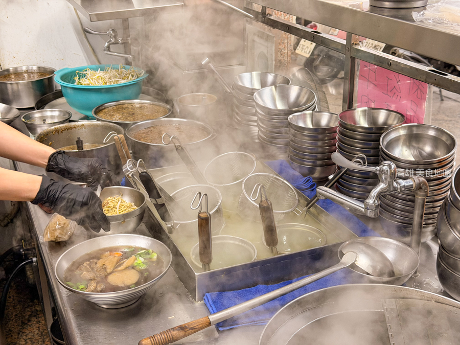 「高雄。鼓山」這家陽春麵-裕誠路在地十幾年傳統平價麵館,傳承30年的手工硬派麵條! 「高雄。鼓山」這家陽春麵-裕誠路