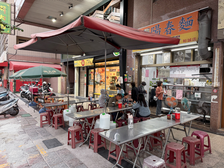 「高雄。鼓山」這家陽春麵-裕誠路在地十幾年傳統平價麵館,傳承30年的手工硬派麵條! 「高雄。鼓山」這家陽春麵-裕誠路