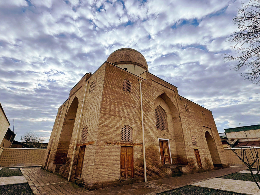 烏茲別克跟團怎麼玩？撒馬爾罕一日遊：雷吉斯坦廣場夜景、最美藍色走廊全攻略