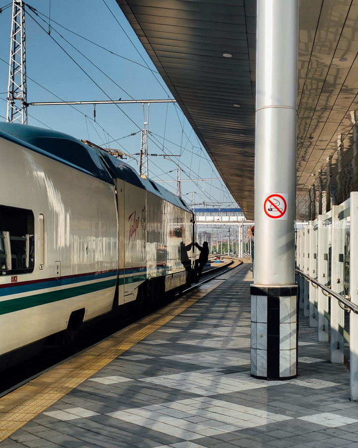 烏茲別克跟團怎麼玩？撒馬爾罕一日遊：雷吉斯坦廣場夜景、最美藍色走廊全攻略