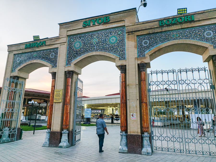 烏茲別克跟團怎麼玩？撒馬爾罕一日遊：雷吉斯坦廣場夜景、最美藍色走廊全攻略