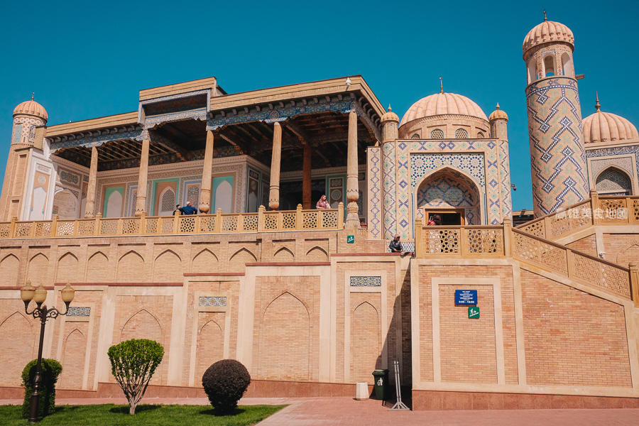 烏茲別克跟團怎麼玩？撒馬爾罕一日遊：雷吉斯坦廣場夜景、最美藍色走廊全攻略